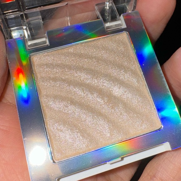 Loreal oil eyeshadow - Picture 1 of 4